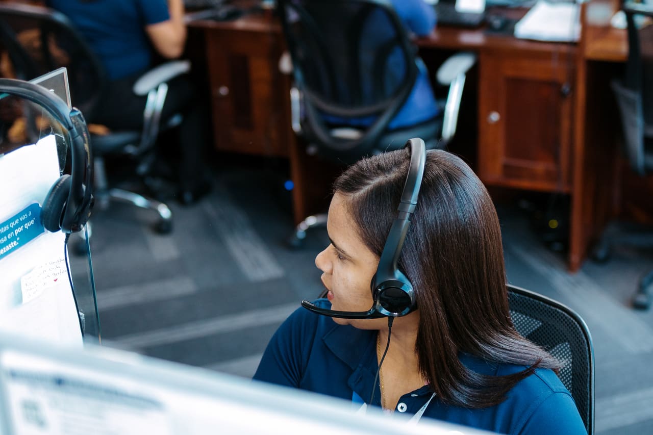 Agent working with a headset